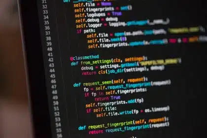 Pantalla de software de facturación con código QR y elementos de seguridad digital