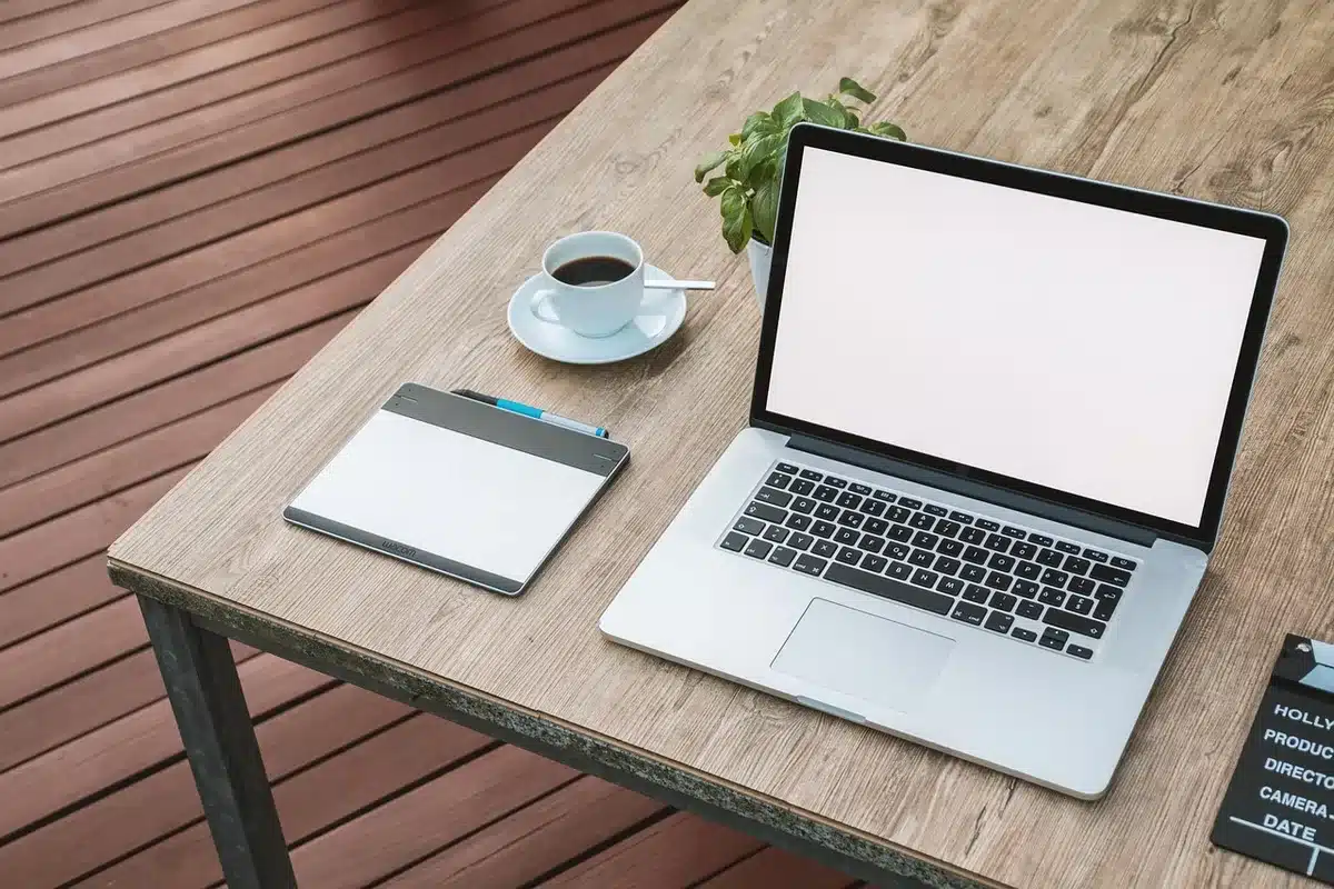 Rampa de acceso y espacio de trabajo accesible para personas con discapacidad