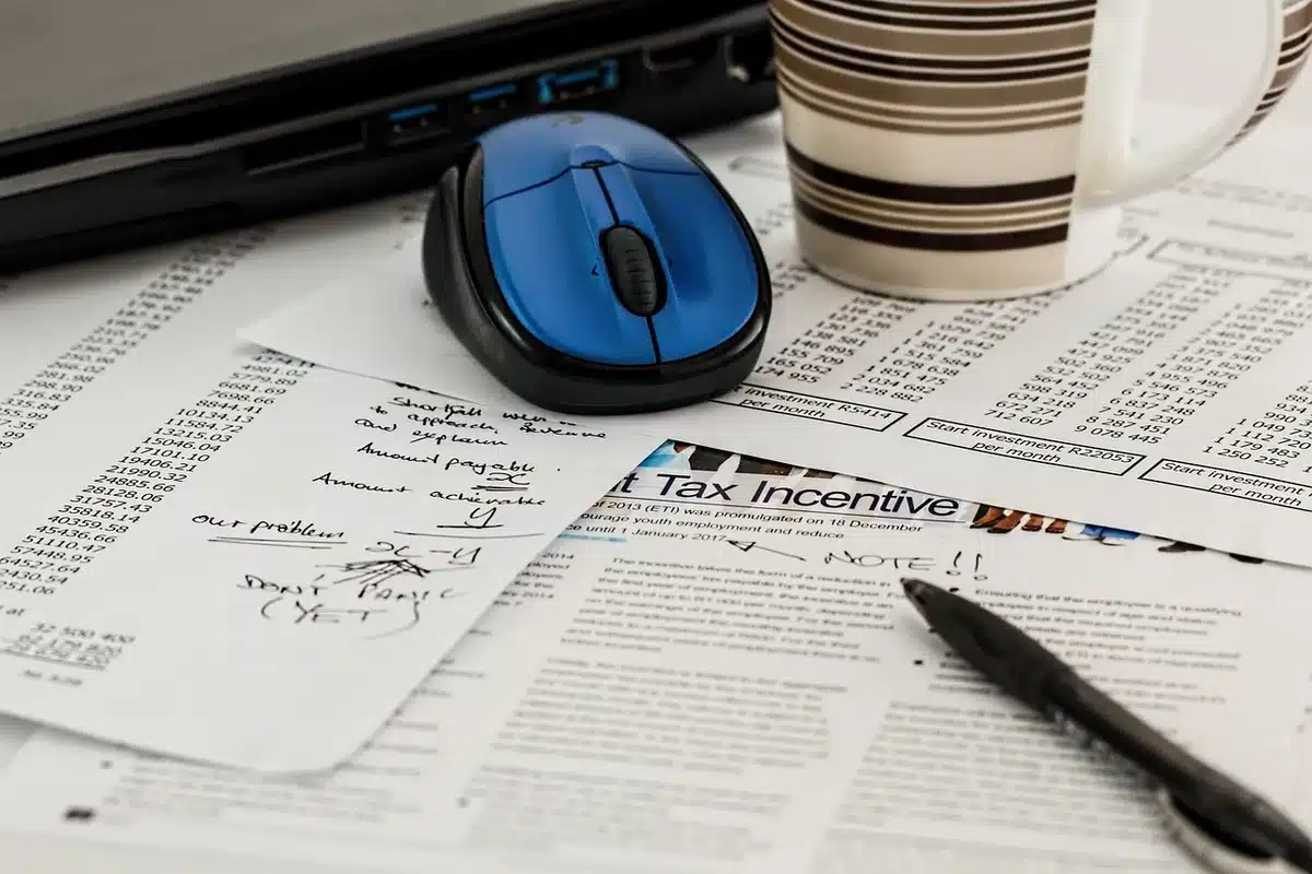 Personal rellenando formularios de regularización en una mesa de oficina