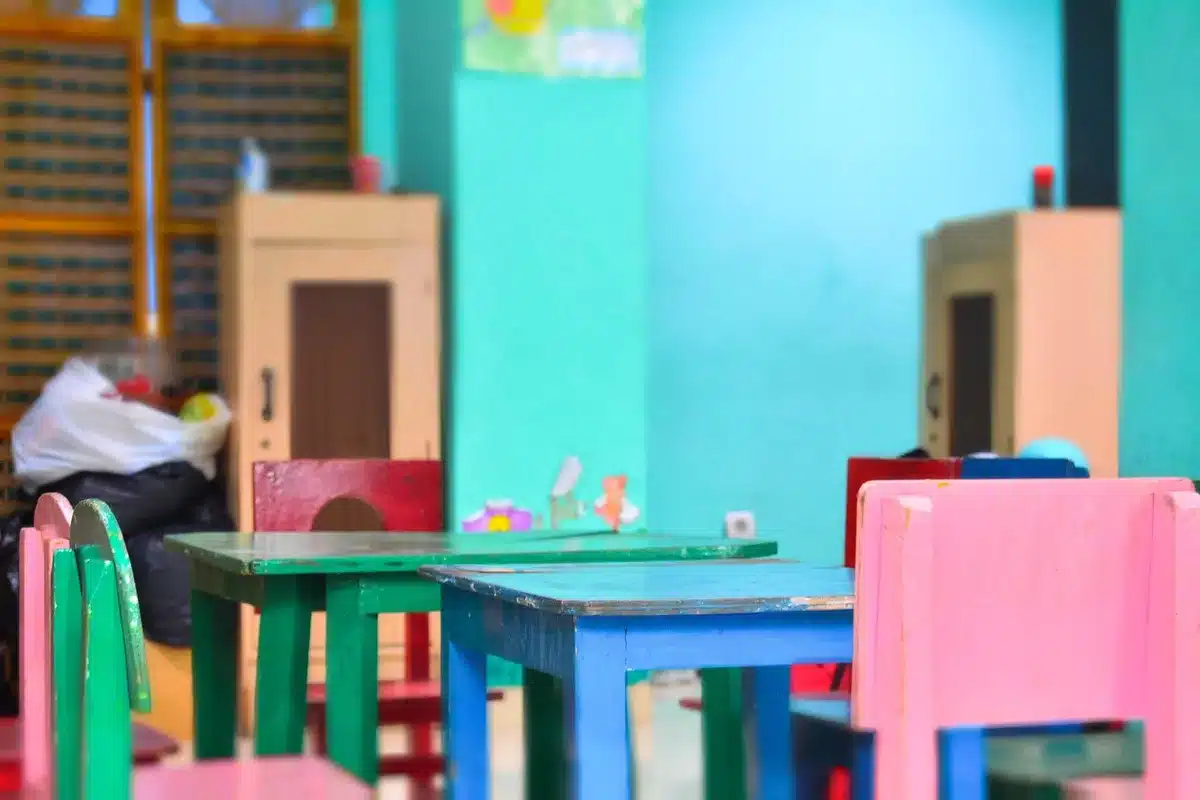 Desayuno escolar servido en mesas con bandejas