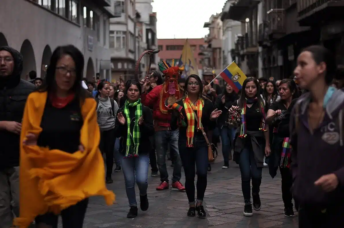 Carteles de protesta y entradas cerradas para una excursión escolar