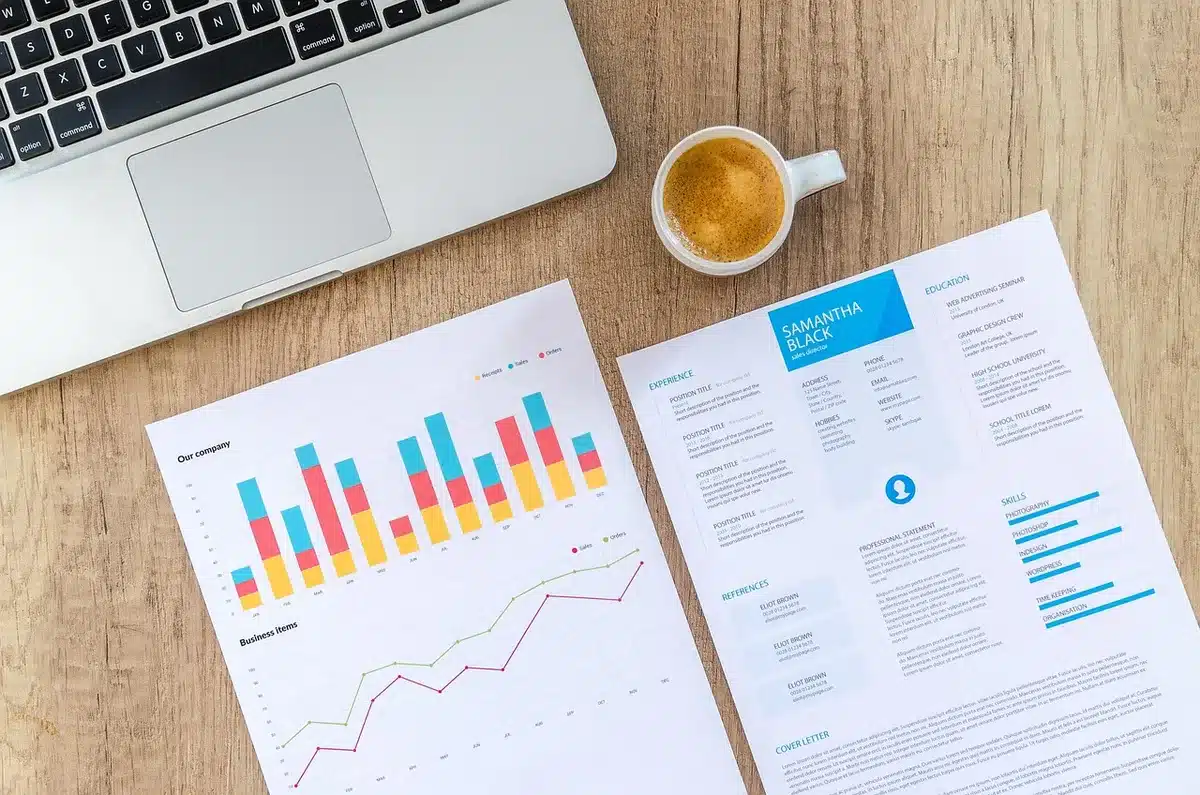 Mesa de trabajo con documentos y materiales que evoca una estancia profesional en Bruselas
