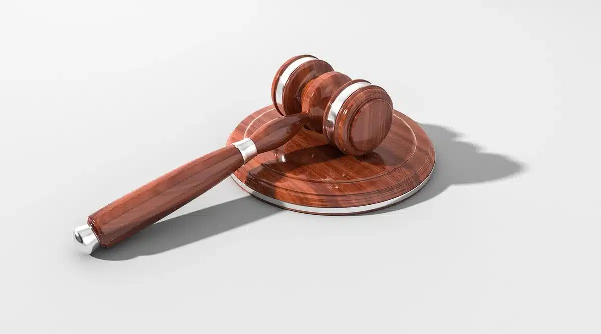 Interior de tribunal europeo con documentos legales y bancos judiciales en ambiente formal