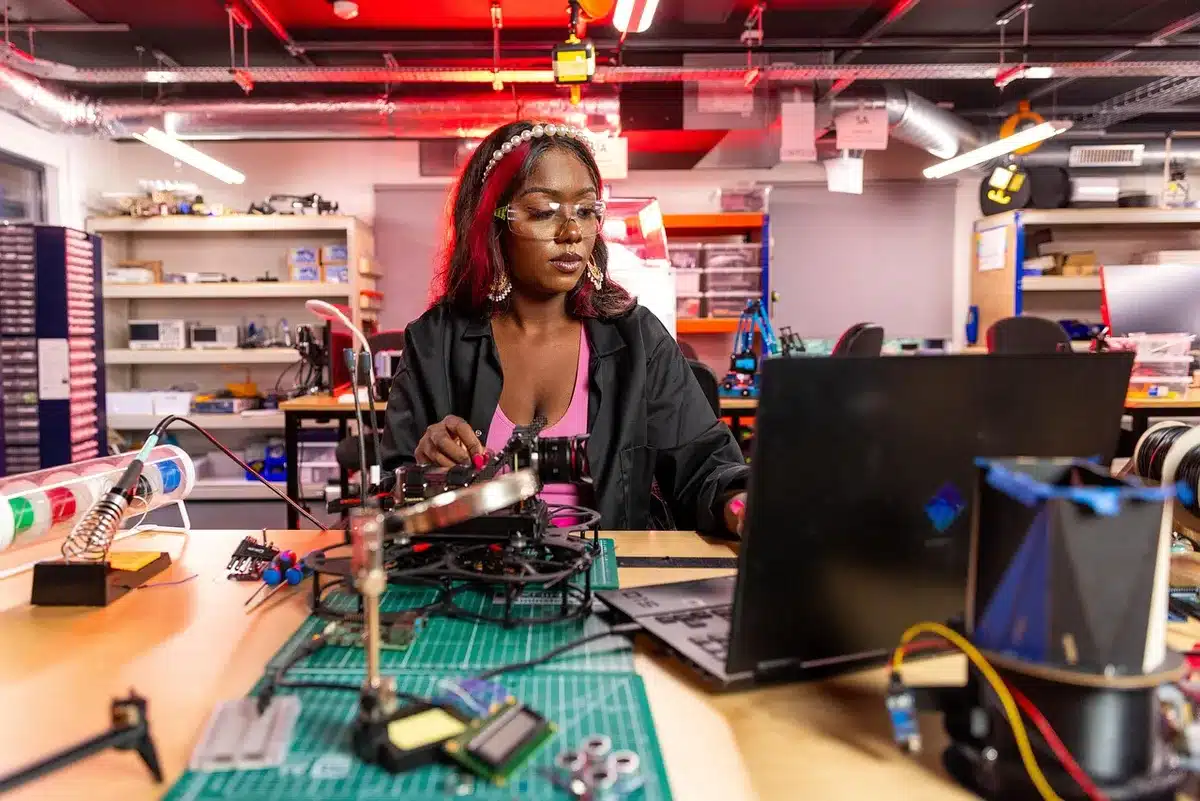 Alumnado trabajando en robótica en un laboratorio STEAM