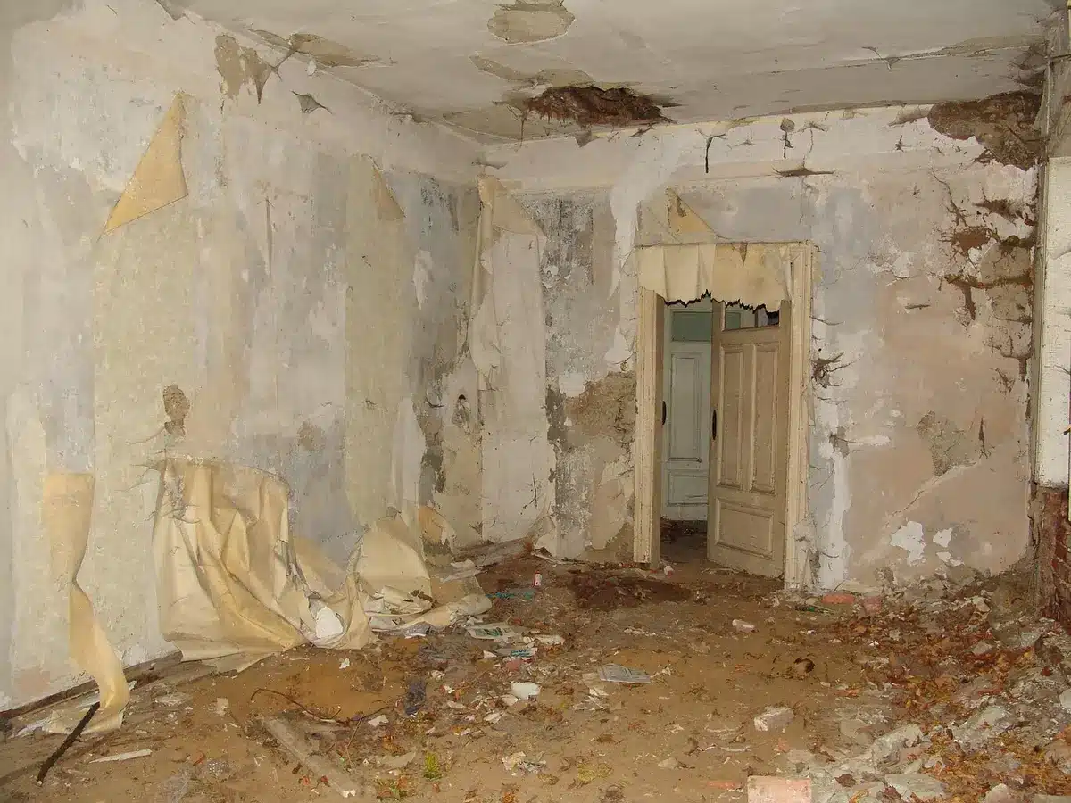 Fachada de edificio residencial con rampa de acceso y barandillas de seguridad para personas mayores