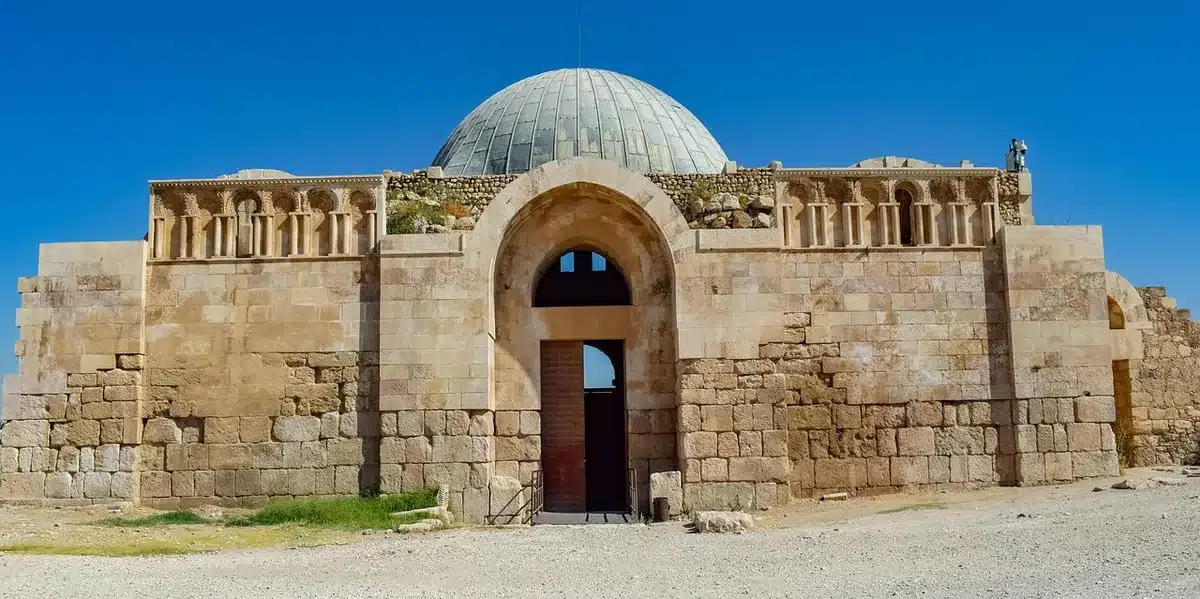 Intervenciones de consolidación en un monumento histórico con andamios