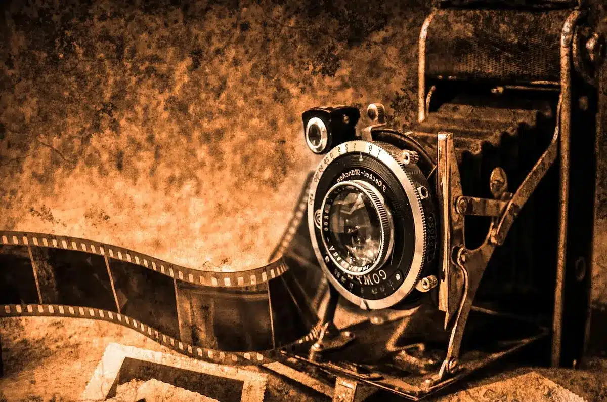 Cámara en trípode al atardecer, ejemplo de práctica fotográfica