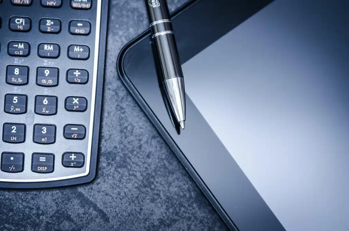 Documentos fiscales y calculadora sobre mesa, simbolizando medidas fiscales