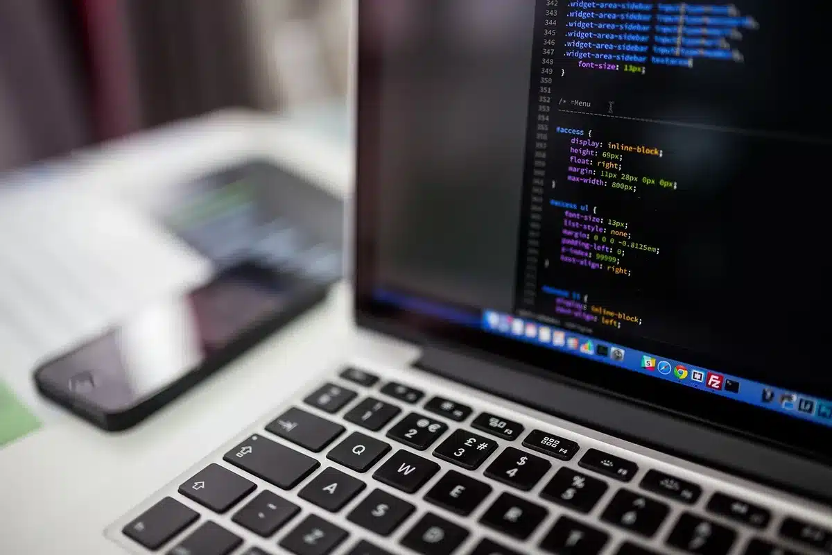 Desarrollador trabajando en interfaz de app móvil en un portátil
