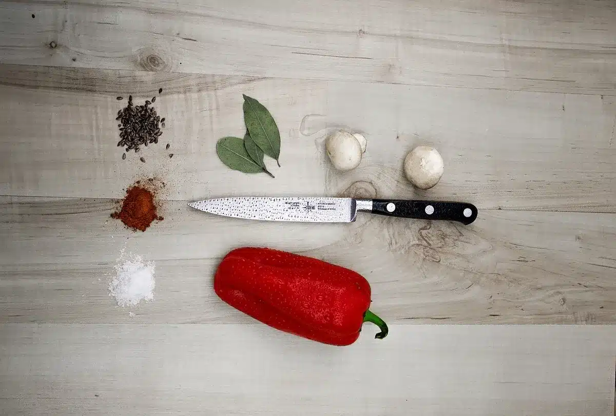 Cocinero anónimo trabajando en una cocina profesional
