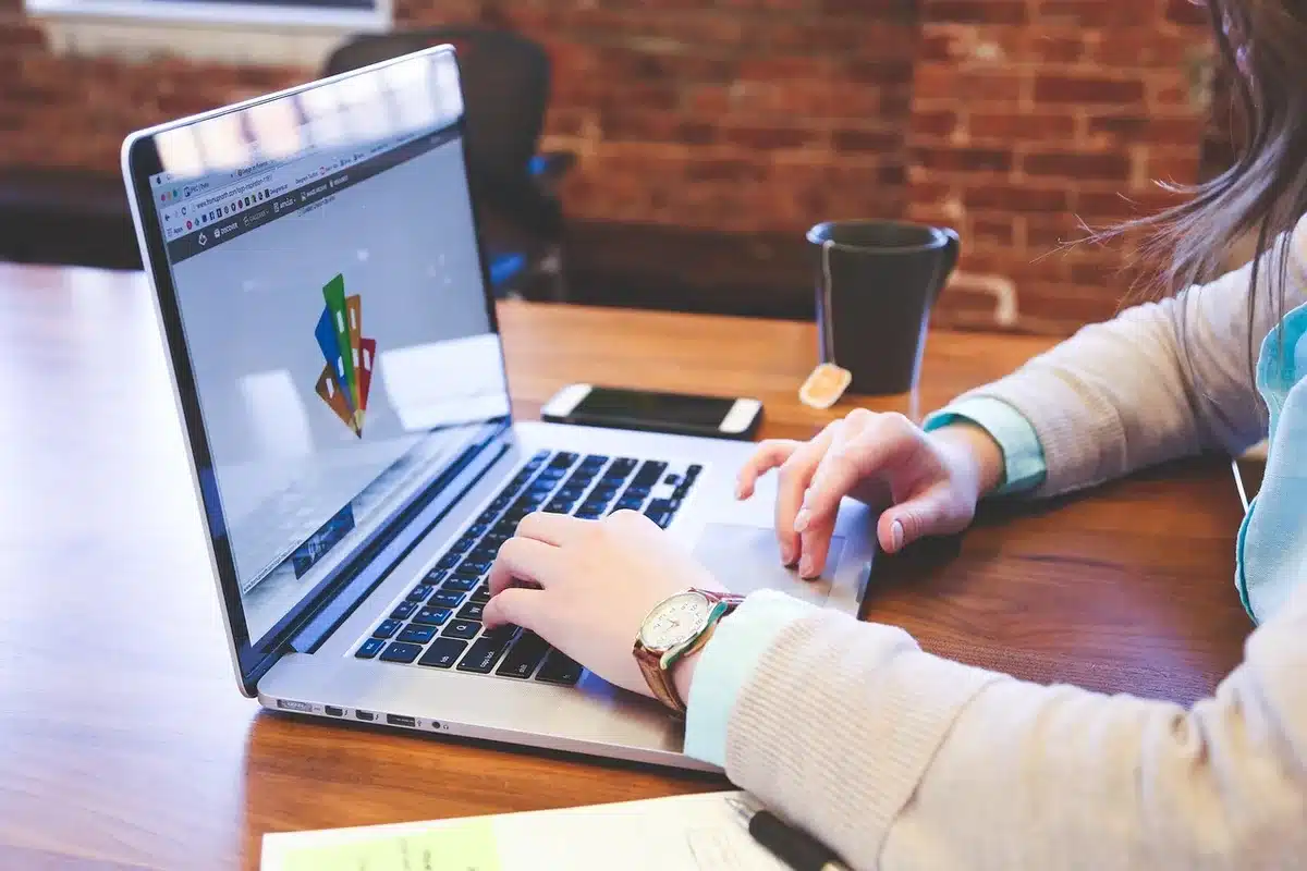 Autónomo usando un portátil con ayudas digitales y herramientas de gestión