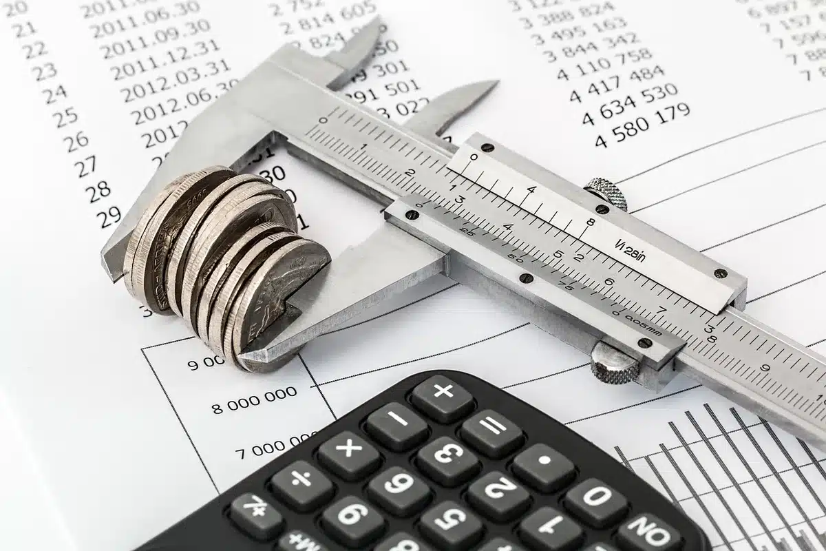 Calendario con trimestres marcados y documentos fiscales sobre una mesa