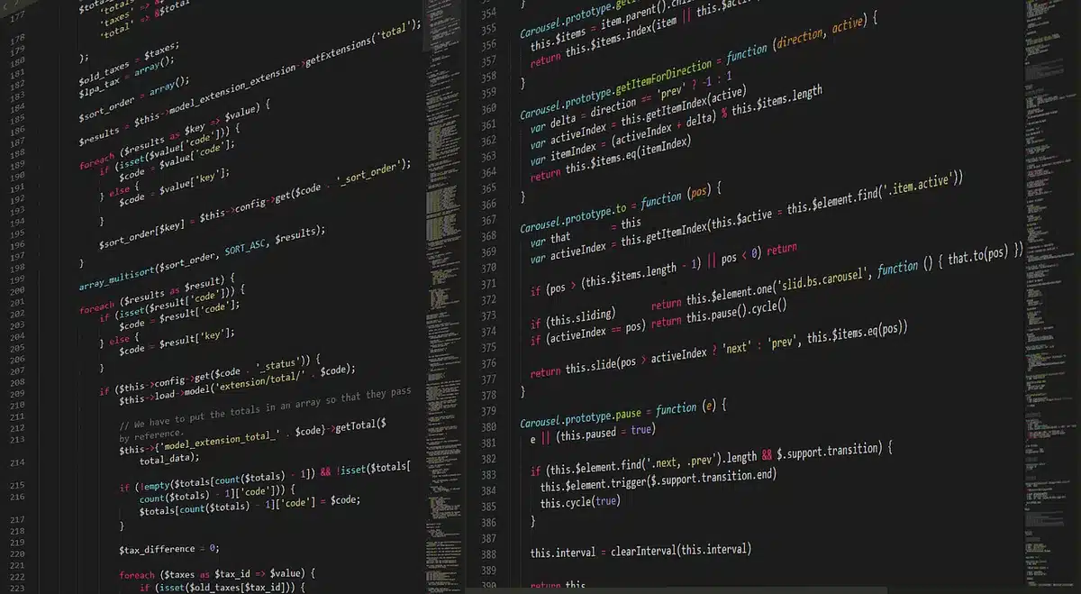 Pantalla con editores mostrando HTML, CSS y JavaScript