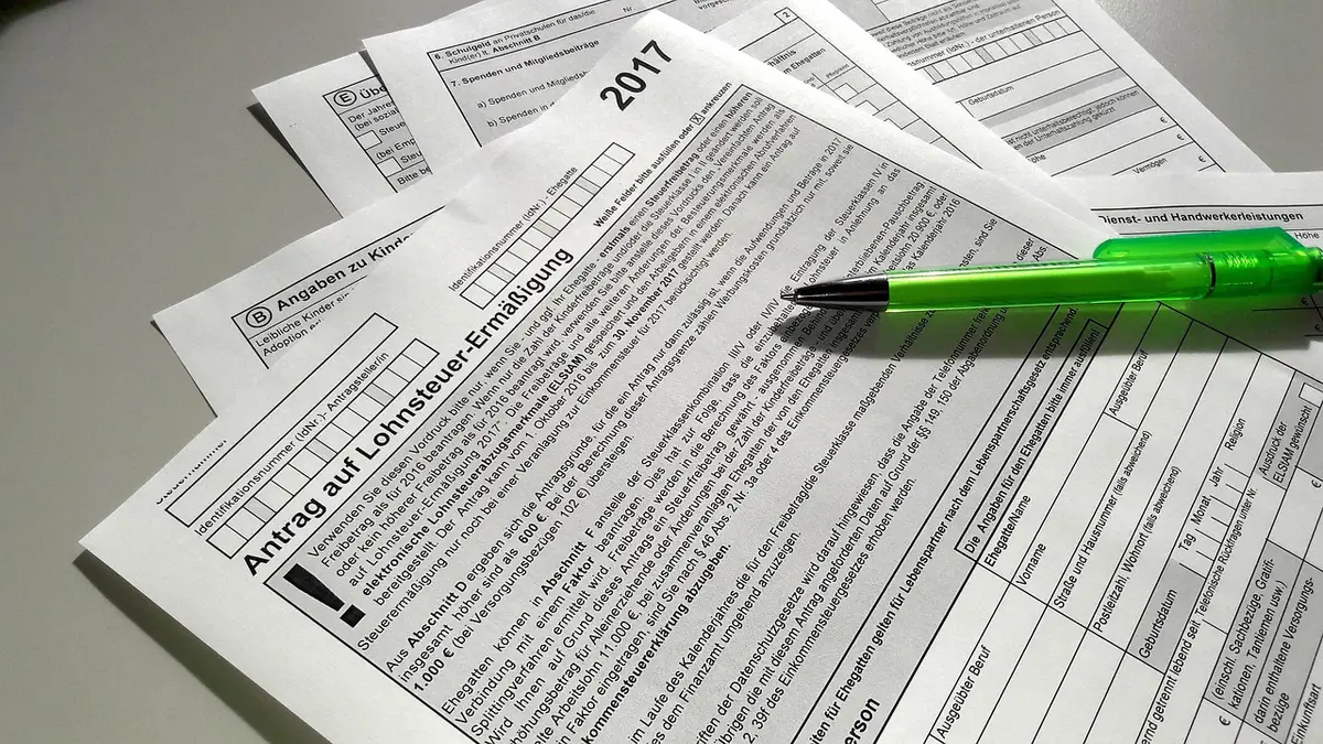 Documento con texto legal sobre Verifactu junto a ordenador