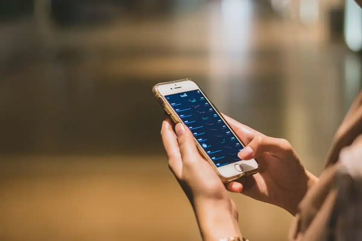 Pantalla de app de facturación con opciones de impuestos y tickets