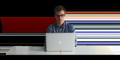 Autónomo revisando facturas en papel y tablet con software de facturación