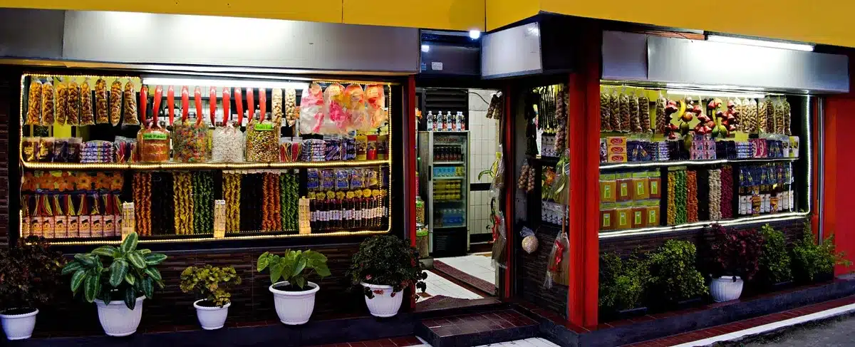 Comerciante local en su tienda preparando escaparate