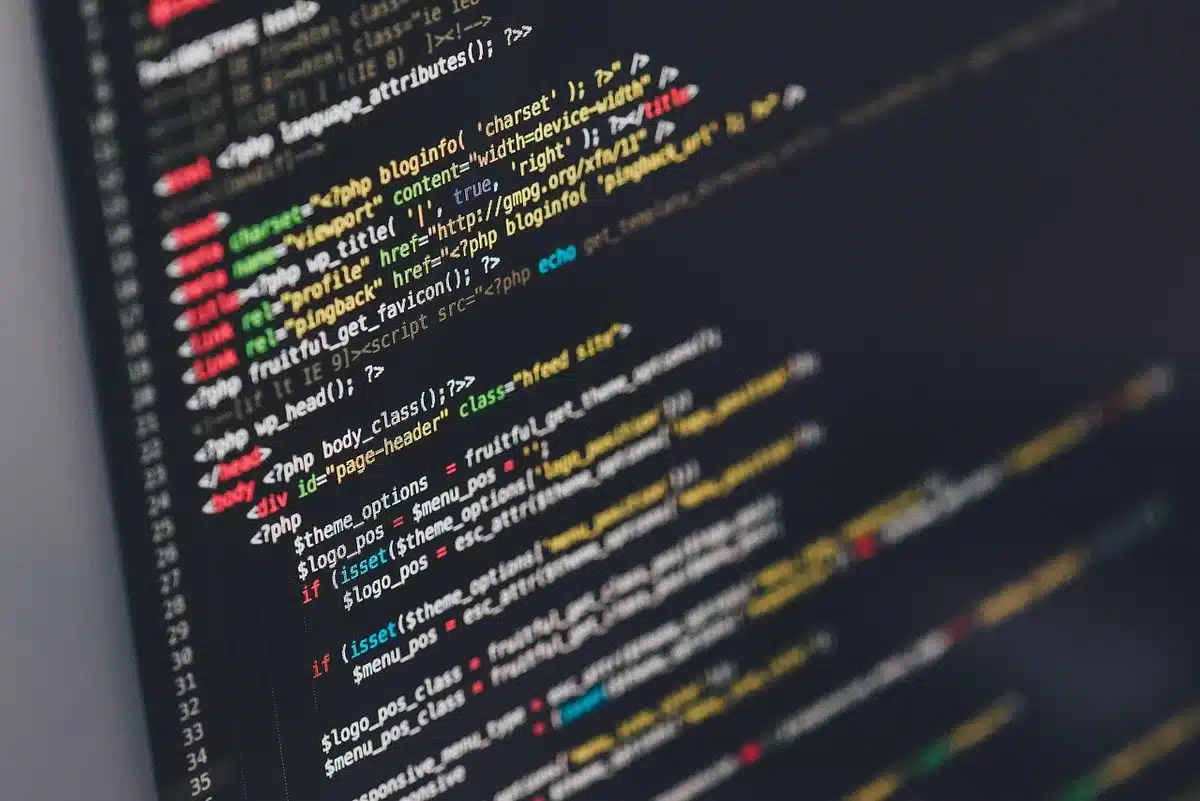 Programador frente a portátil con editor de código