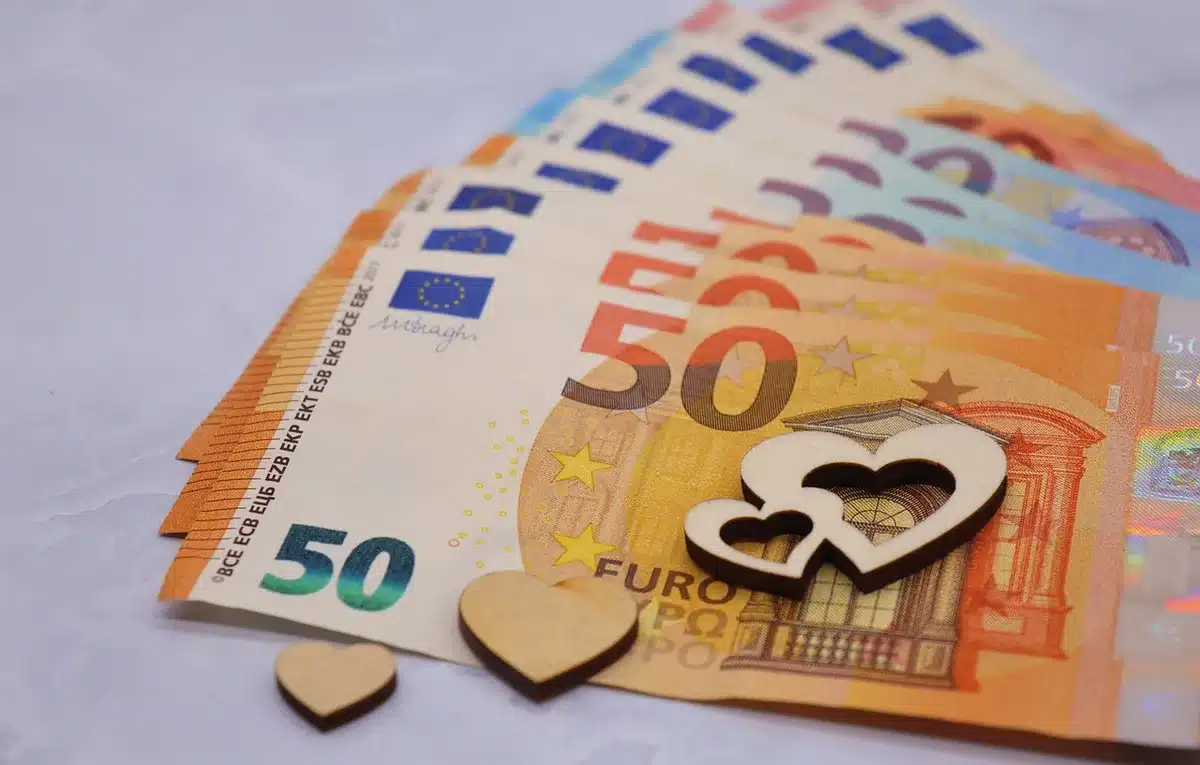 Bloques de viviendas y carteles de venta o alquiler que reflejan la subida de precios