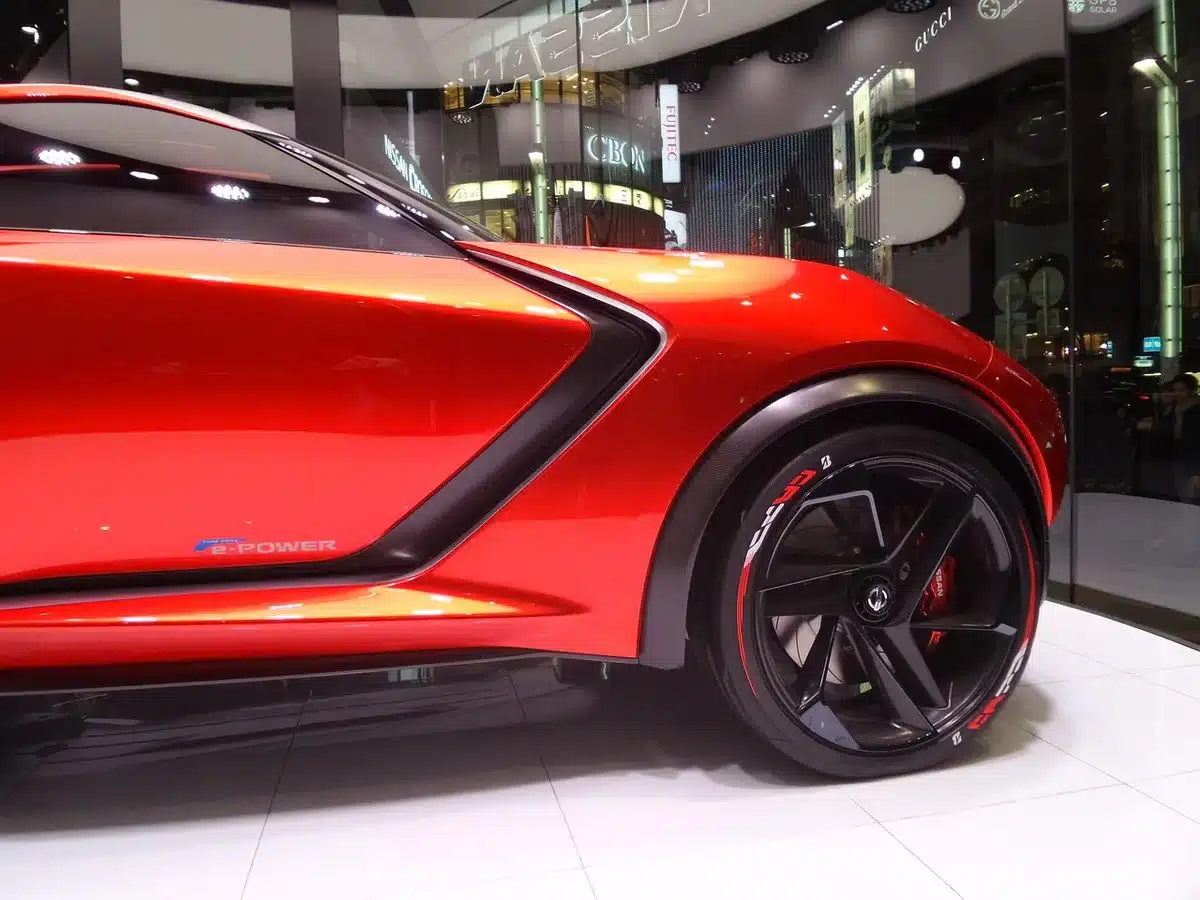 Concesionario con varios coches y señales de venta que ilustran el crecimiento de matriculaciones