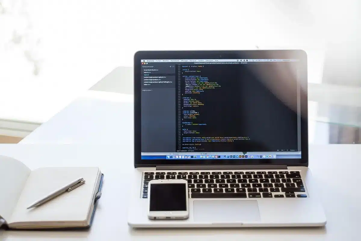 Persona programando en laptop con editor de código abierto en pantalla