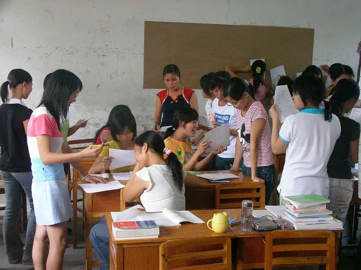 Niños leyendo en grupo en el aula, mostrando lecturas compartidas