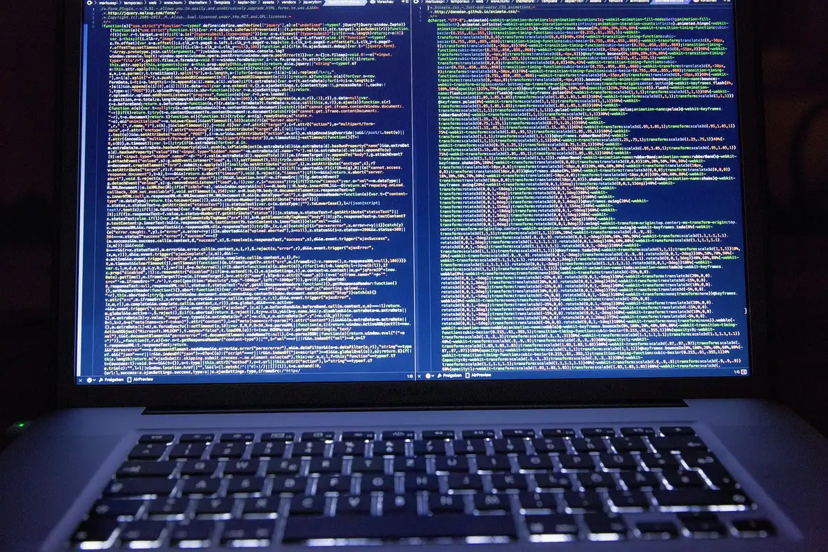 Pantalla con código XML y ejemplo de factura estructurada UBL