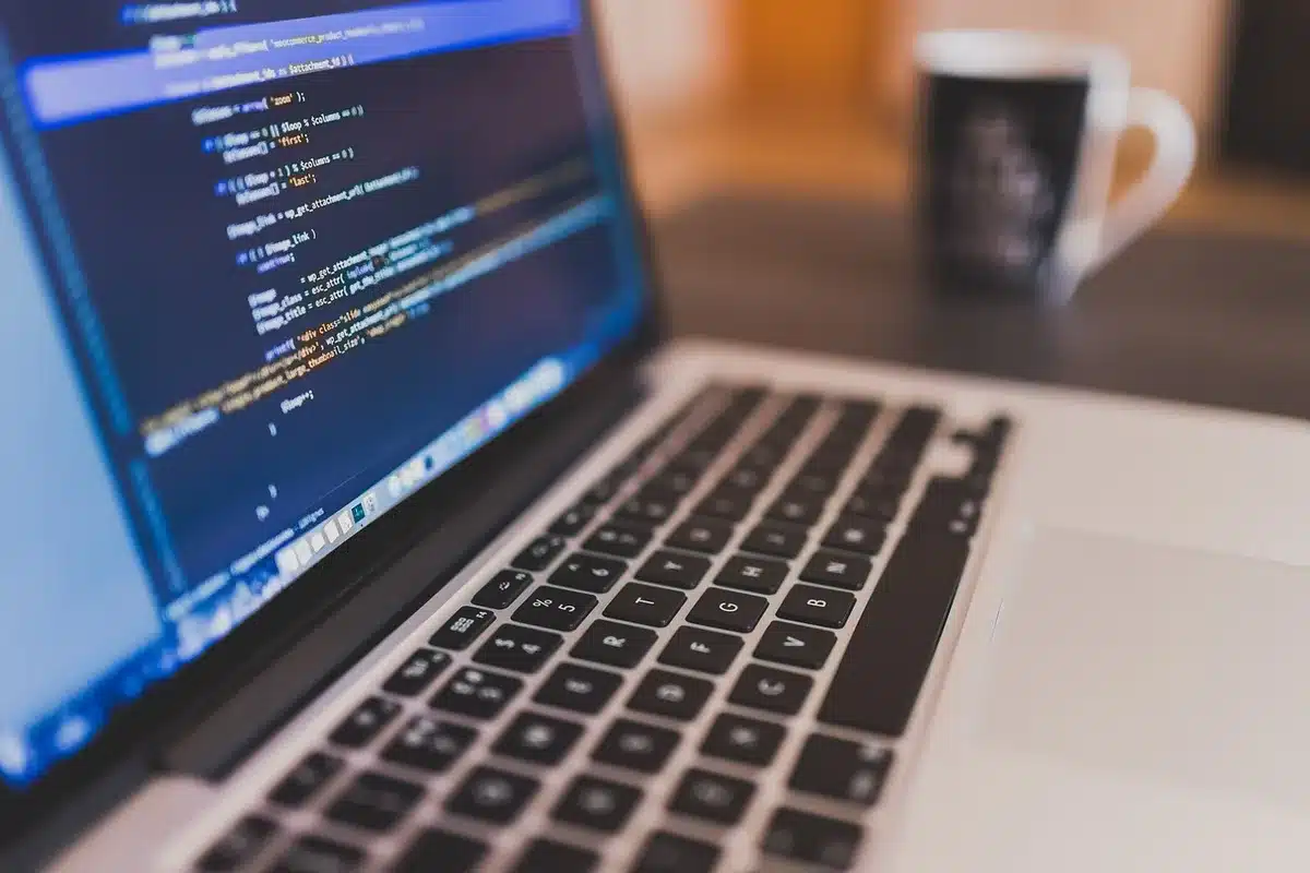 Ejemplo de factura electrónica en formato estructurado mostrando código XML