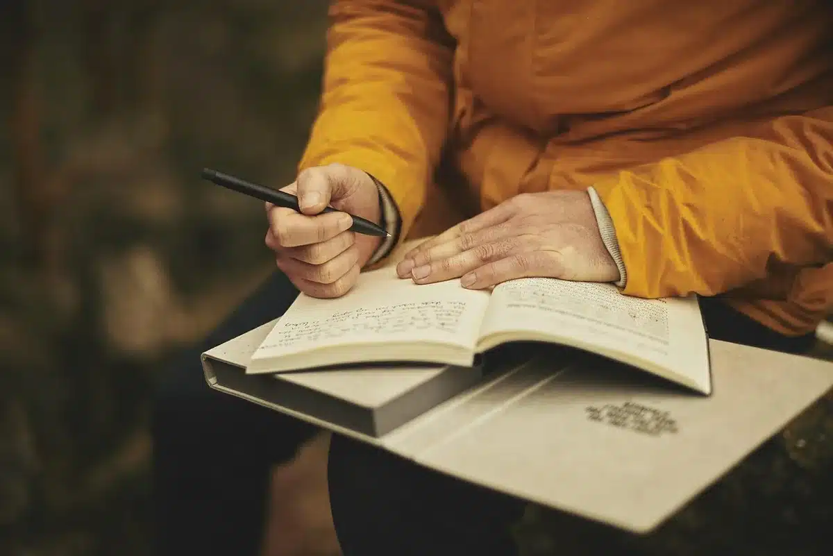 Documento PDF de factura en pantalla de ordenador