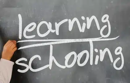 Manos anónimas trabajando con herramientas y teclados en un taller educativo