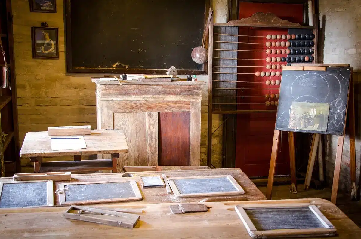 Aula de formación práctica en salud con estudiantes y material sanitario
