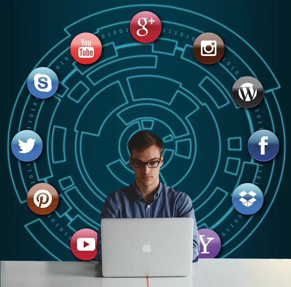 Formulario telemático en un portátil con manos tecleando