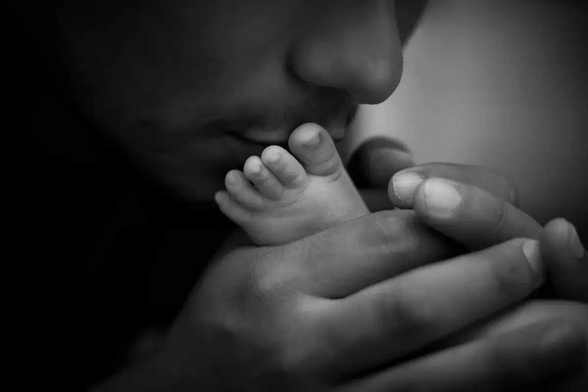 Padres consultando pautas de seguridad para dormir con un bebé
