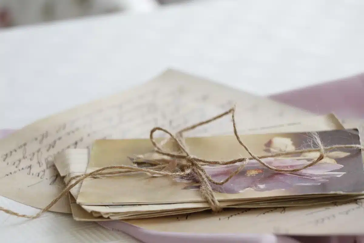 Autónomo mirando una carta con gesto de confusión