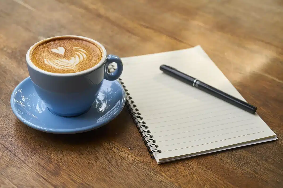 Trabajador autónomo con portátil y café, símbolo de actividad por cuenta propia