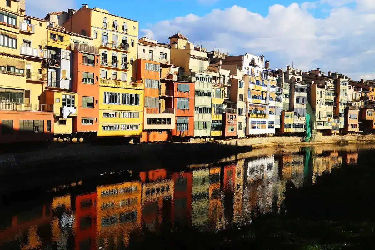 Vista exterior de varios centros educativos en una ciudad de provincia