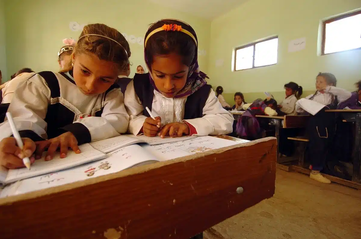 Docentes con pancartas frente a un centro educativo durante una huelga