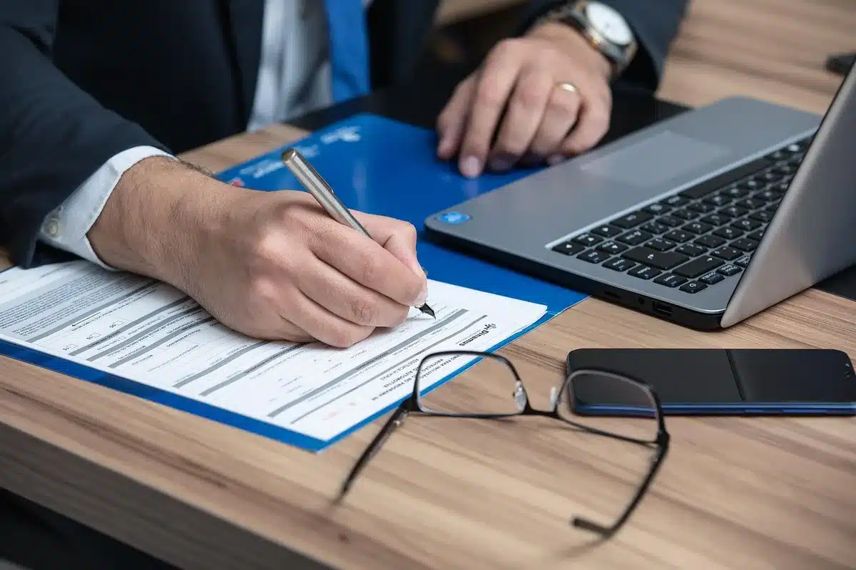 Mostrador de juzgados con papeles y expedientes