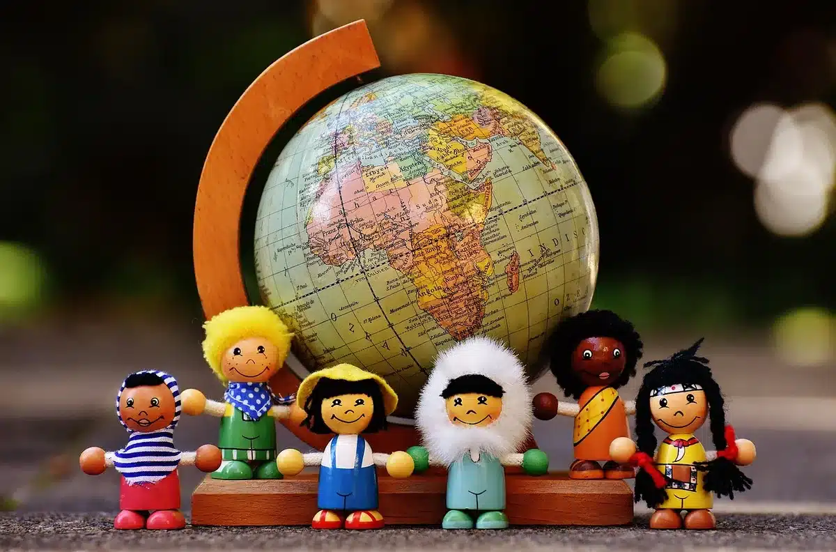 Materiales educativos caseros: esqueleto de cartón y recursos creativos sobre una mesa
