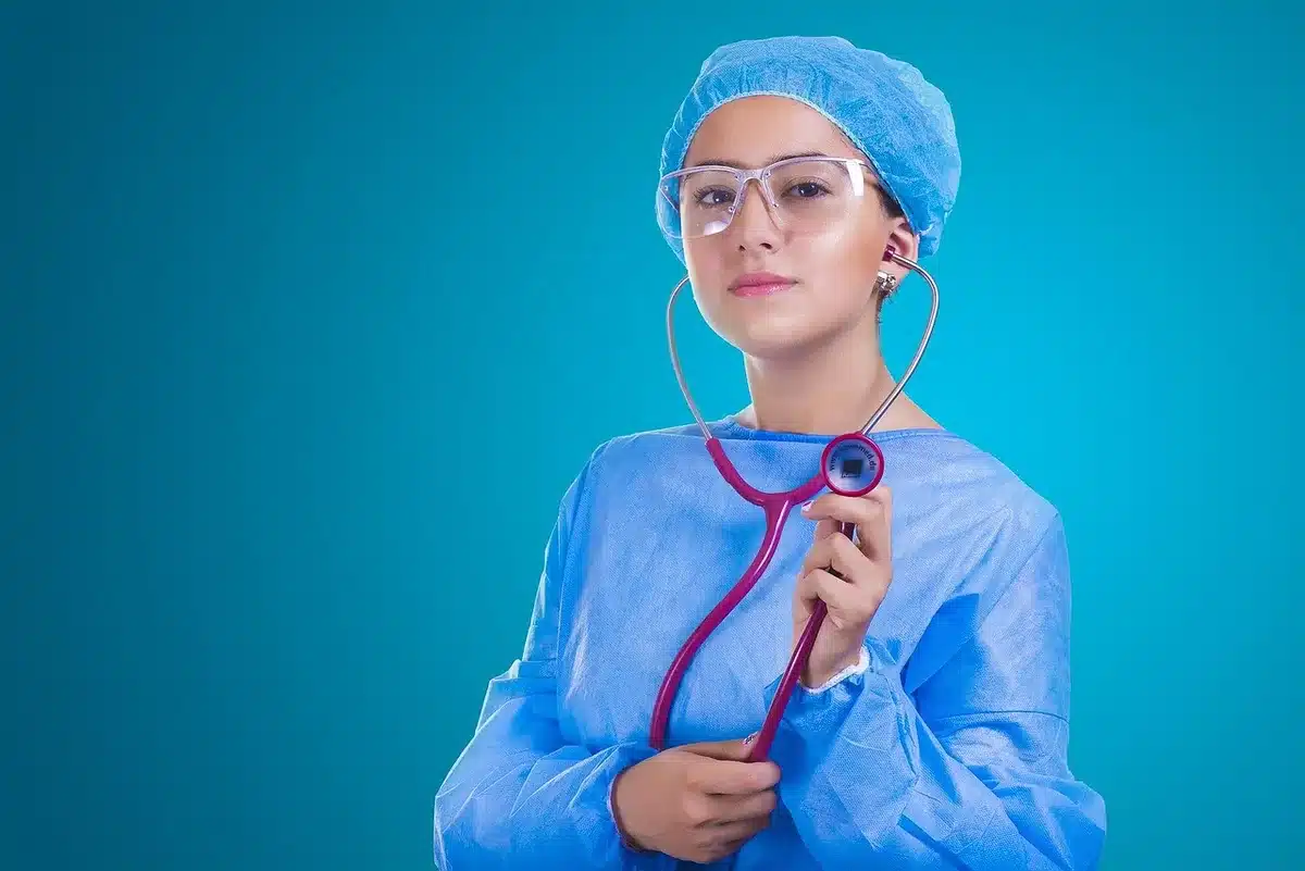 Investigadora anónima trabajando en un cuaderno con material de salud femenina