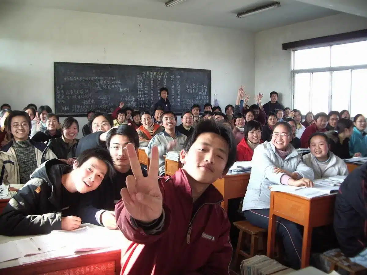 Profesor atendiendo a un alumno, gesto de apoyo en clase