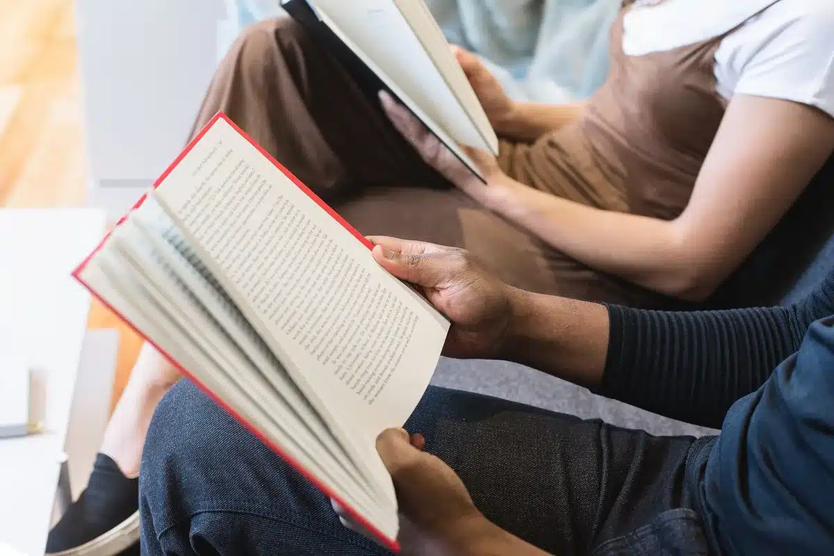Adolescentes leyendo en clase o biblioteca, concentración en la lectura
