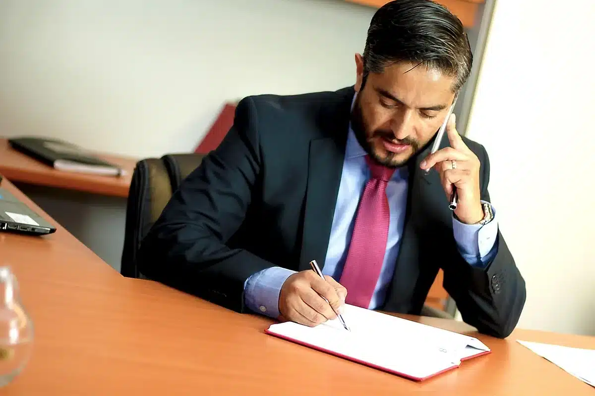 Reunión administrativa sobre inversión en colegios