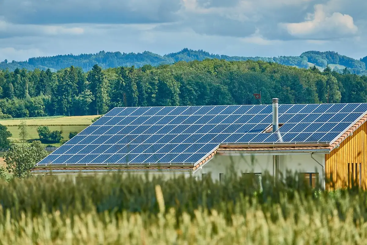 Paneles solares y unidad de aerotermia en cubierta escolar