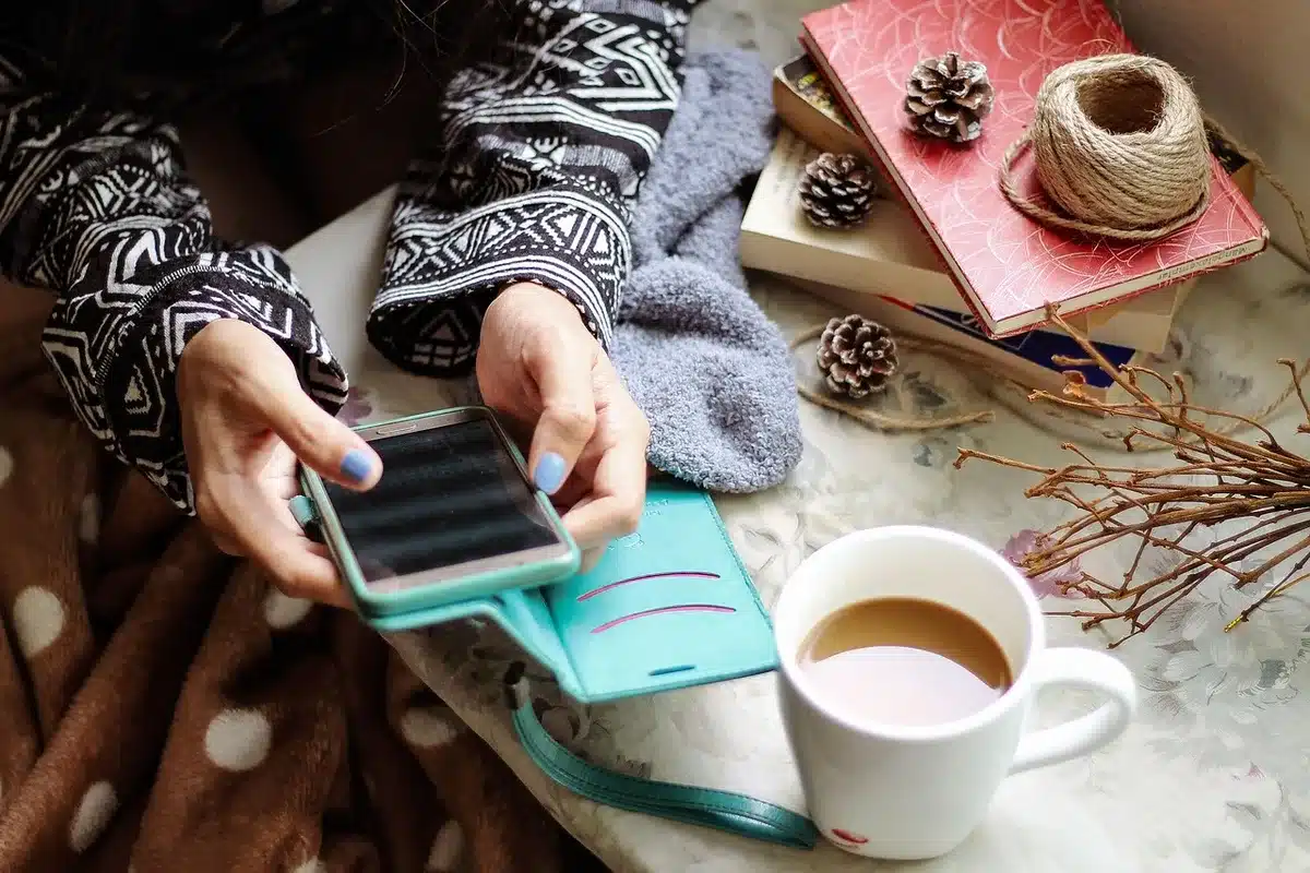 Mesa de oficina con facturas, tablet con datos y manos revisando documentos