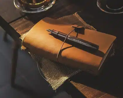 Mesa de estudio universitario con apuntes y estetoscopio en biblioteca vacía