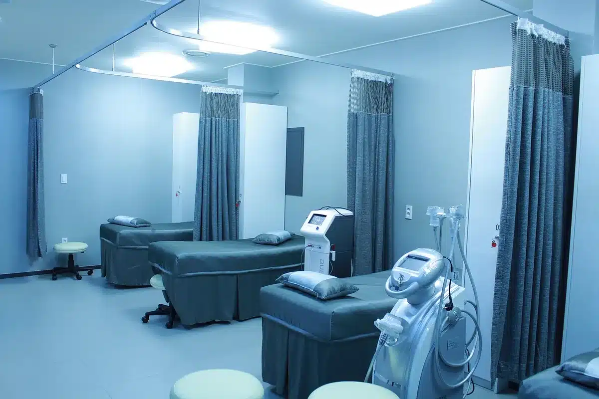 Aula de formación sanitaria con material didáctico y maniquíes