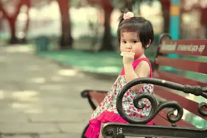 Mochila escolar junto a gafas y estuche en un vestíbulo de clínica comunitaria