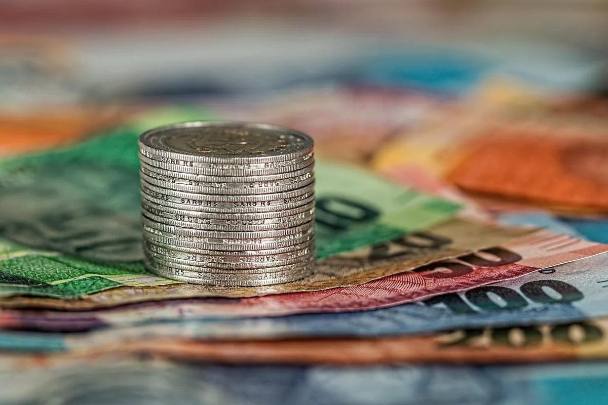 Documentos y billetes que representan la capitalización del paro para invertir en un negocio