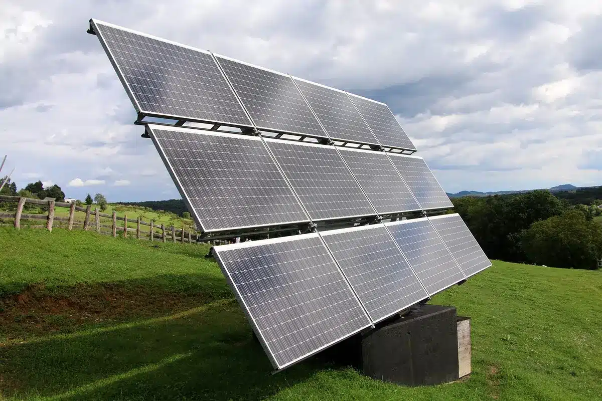 Formación práctica en instalación de paneles solares sobre tejado